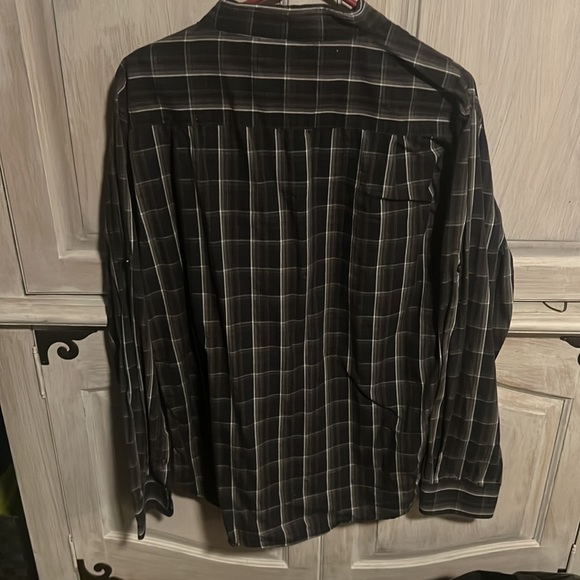 Husband does not fit it.  Nice dinner shirt. XL - Picture 3 of 3